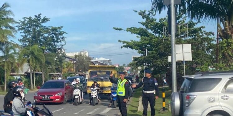 Brimob Kalbar Bantu Kewilayahan Atur Lalulintas.