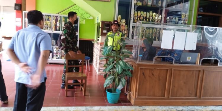 Tak Hanya Malam Hari, Siang pun Babinsa Joyotakan Ajak Linmas Untuk Patroli dan Sambang Warga.
