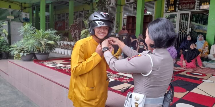 Ini Cara Satlantas Motivasi Pelajar SMAN 9 Pekanbaru Untuk Tertib Berlalu Lintas.