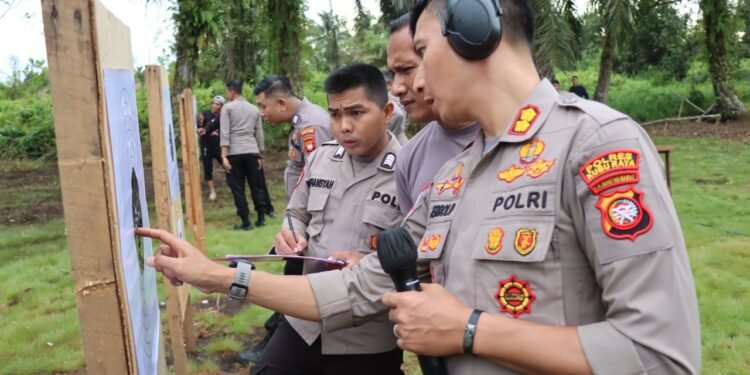 Personil Polres Kubu Raya Asah Kemampuan Menembak, Kapolres : Selalu Pedomani Treatment untuk Safety Penggunaan Senjata.