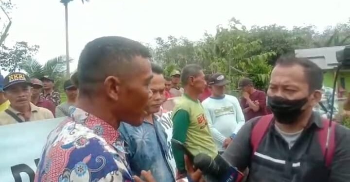 Warga Transmigrasi Sungai Durian Kalbar: Tolong Kami Pak Jokowi, Sudah 70 Tahun Belum di Bangunkan Jalan Dan Parit Yang Layak.