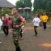 Dukung Kesehatan Warga, Babinsa Joyotakan Ikuti Senam Sehat Lansia dan Penyerahan SK Kelurahan Bersinar.