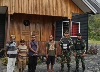 Satgas Yonif Raider 142/KJ Bagikan Al Kitab, Pihak Gereja : Demi Cinta Kita Pada Tuhan.