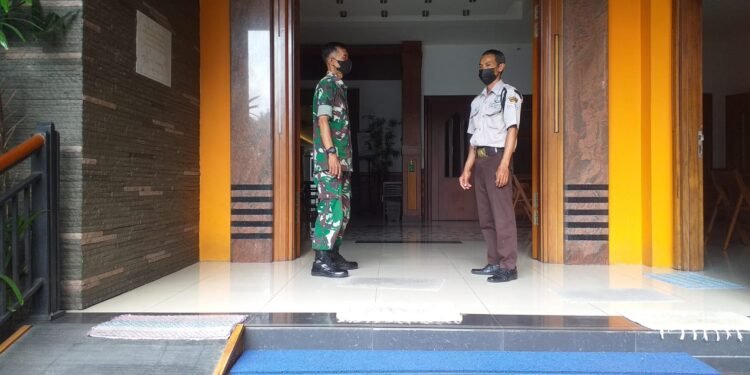 Serma Fitalis Pantau dan Amankan Ibadah Gereja Minggu Pagi.