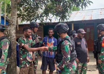Satgas Pamtas Yonif 132/BS Masuk Dapur Warga Kampung Banda.