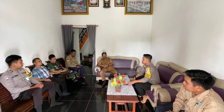Kapolsek Kota Baru Jalin Silahturahmi di Kediaman Kades Tanjung Beringin Raya.