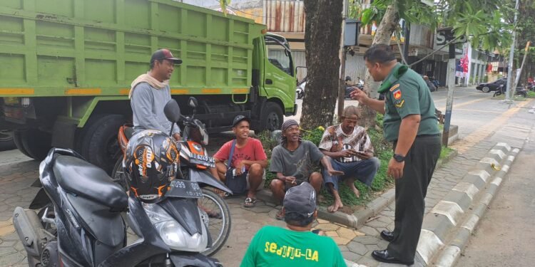 Komsos Babinsa kemlayan Komsos Selipkan Jaga Kebersihan Lingkungan.