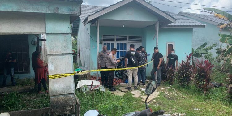 Heboh,!!! Warga Menemukan Jasad Seorang Pemuda Tergeletak di Atas Teras Rumah.