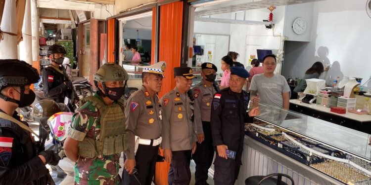 Personel TNI-POLRI Laksanakan Patroli di Kota Singkawang Demi Keamanan.