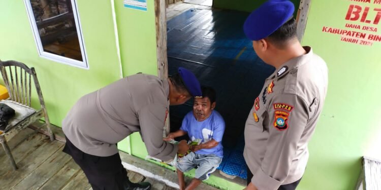 Wujud Peduli Terhadap Korban Bencana Alam Puting Beliung Jajaran Polres Bintan Polda Kepri Berikan Bantuan Sosial.