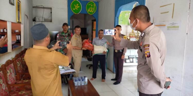 Wujud Sinergitas, Prajurit Satgas Pamtas Yonif 645/GTY Dampingi Pembagian Bansos.