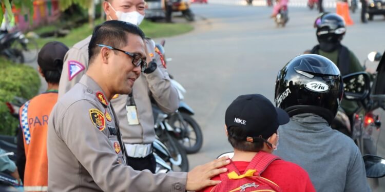 Patut di Contoh, Demi Menyapa Warga Kapolres Ketapang AKBP Yani Permana Turun Langsung ke Jalan Raya.
