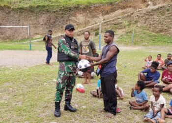 Cara Satgas Yonif Raider 142/KJ Membuat Pemuda Dan Anak-Anak Tersenyum.