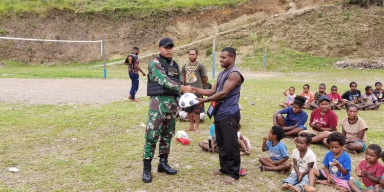Cara Satgas Yonif Raider 142/KJ Membuat Pemuda Dan Anak-Anak Tersenyum.