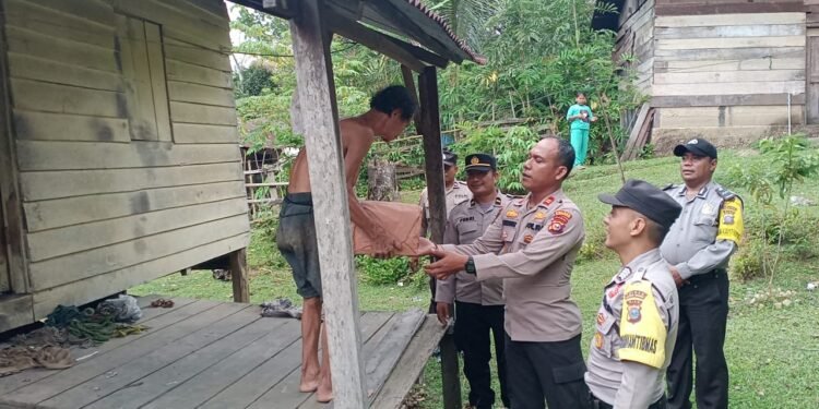 Masyarakar Kurang Mampu Mendapatkan Bantuan Bingkisan Sembako dari Kapolsek.