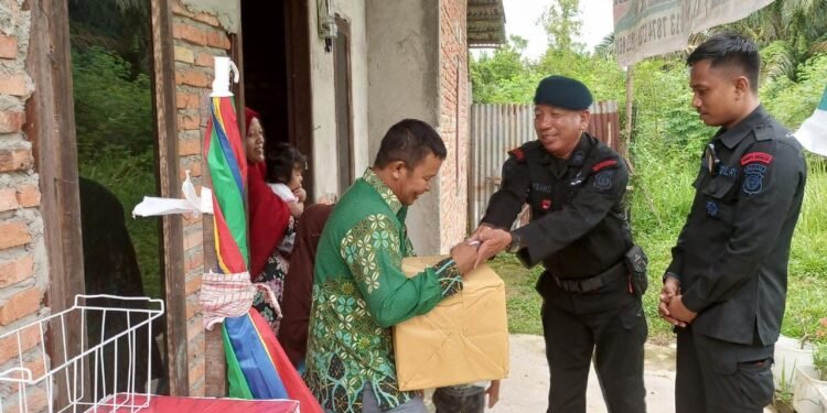 Guru Honor Sambilan Berjualan Es Kesulitan Biaya Pengobatan Anak, Dibantu Brimobda.
