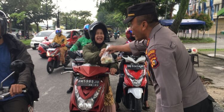 Bertema “Jum’at Berbagi”, Kapolsek Bukit Raya Turun Kejalan Bagikan Nasi Uduk dan Kue Gethuk.