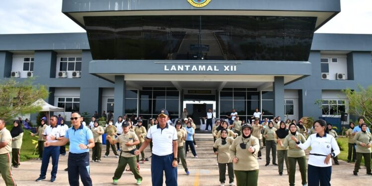 Pererat Sinergitas PNS TNI, Gelar Olah Raga Bersama di Mako Lantamal XII, Hadir Wadan Lantamal XII Pontianak.