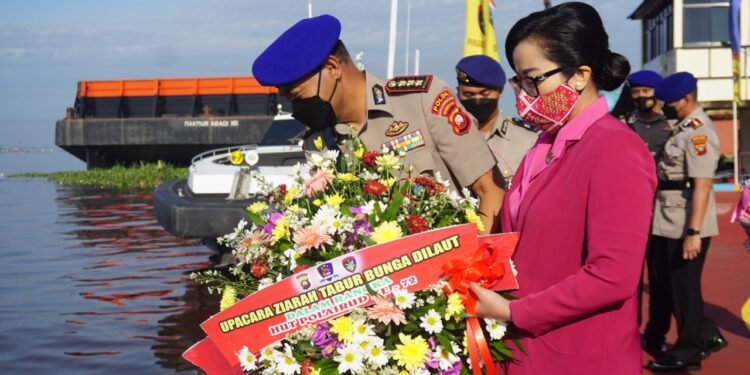 Direktur Polairud Polda Kalbar Pimpin Ziarah Tabur Bunga Dalam Rangka HUT Polairud ke-72.