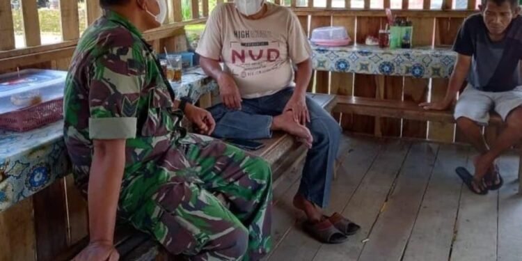 Hangatkan Silahturahmi dengan Segelas Teh, Babinsa Gelar Komsos.