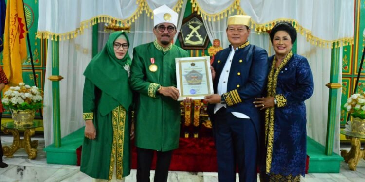 Kasal Jadi Warga Kehormatan Kesultanan Tidore Bergelar Kapita Marinyo Ngolo Nyili Gulu-Gulu.