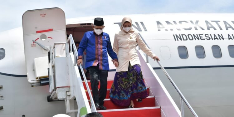 Transit di Maluku, Wapres Disambut oleh Tarian Selamat Datang “Lenso Sawat”