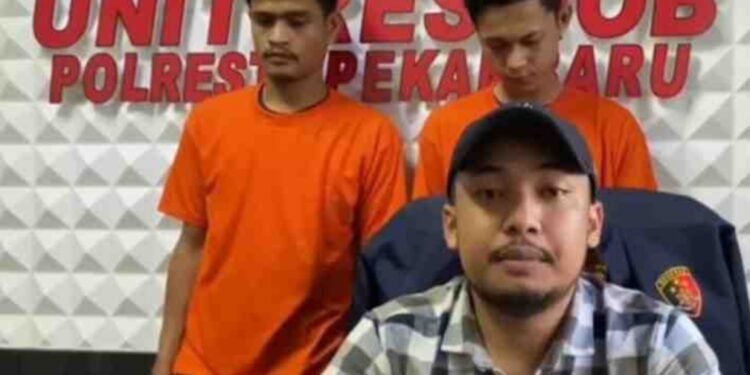 “Akhirnya 2 Pejambret Di Kota Pekanbaru Ditangkap Tim Resmob Jembalang Satreskrim Polresta Pekanbaru”.