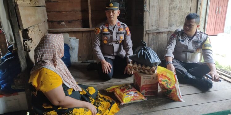 Kapolsek Benai Berikan Bantuan Kepada Warga Korban Kebakaran Rumah.