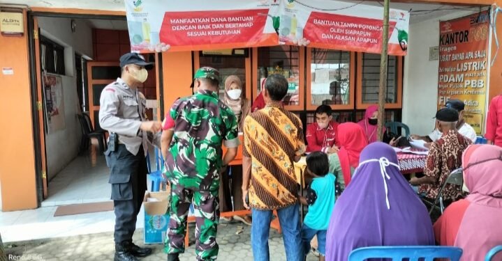 Babinsa Kawal Penyaluran Bansos Subsidi BBM, Sembako dan PKH.