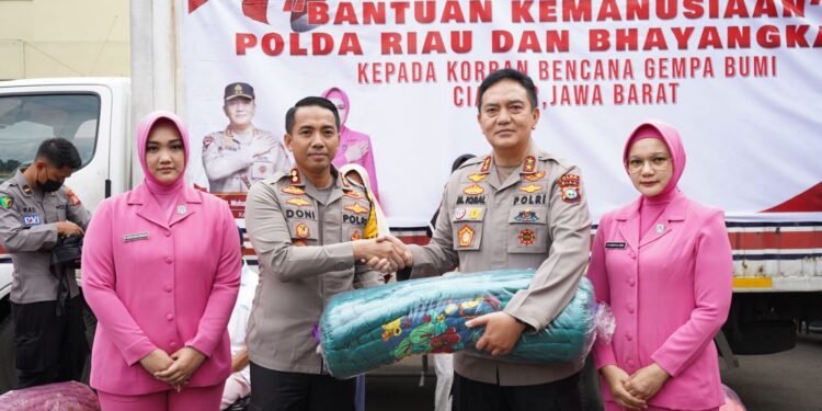Irjen Iqbal Turun Langsung Serahkan Bantuan Korban Gempa Cianjur.