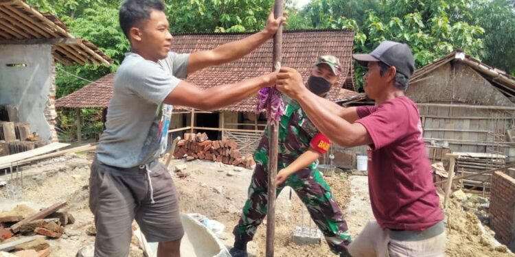 Sinergi TNI Bersama Rakyat, Babinsa Bantu Bangun Rumah Warga.