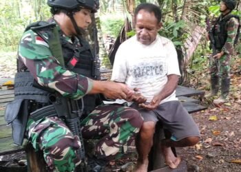Ketika Antusias dan Senyum Ceria Warga Pos Udara Satgas Yonif R 142/KJ.