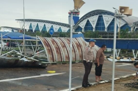 Cuaca Extreme, Kanopi Fasilitas Pejalan Kaki Bandara Internasional Supadio Rubuh Dihempas Angin Puting Beliung, Ini Kronologinya.