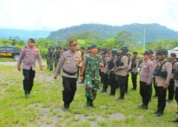 Sinergitas TNI Polri, Satgas Yonif Raider 142/KJ Hadiri Apel Gabungan di Polres Yalimo.