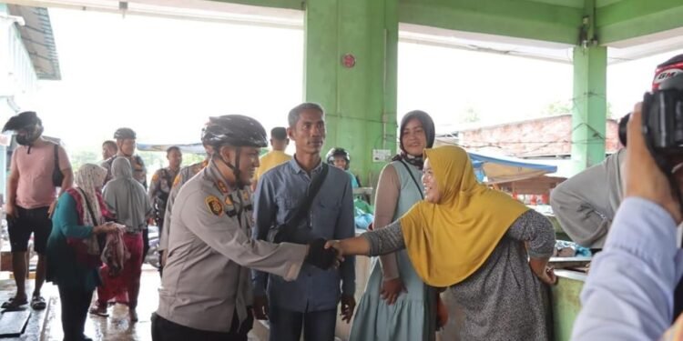 Sapa Masyarakat dan Dengarkan Keluh Kesah Pedagang Pasar, Ini Cara Kapolres Meranti.