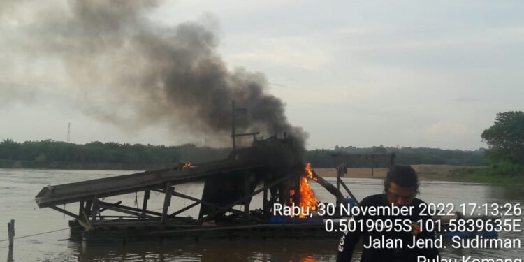 Polsek Kuansing di Back Up Satreskrim Polres Kuansing Tertibkan Peti Demi Menjaga Kelestarian Alam