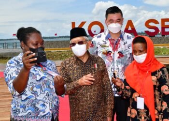 Diajak _Nge-Vlog_ di Pantai Jokowi-Iriana, Wapres Harapkan UMKM di Kaimana Terus Berkembang.