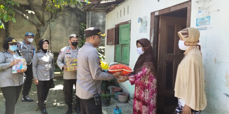 Polresta Pekanbaru Bagikan Bansos Berupa Paket Sembako Kepada Warga yang Membutuhkan.
