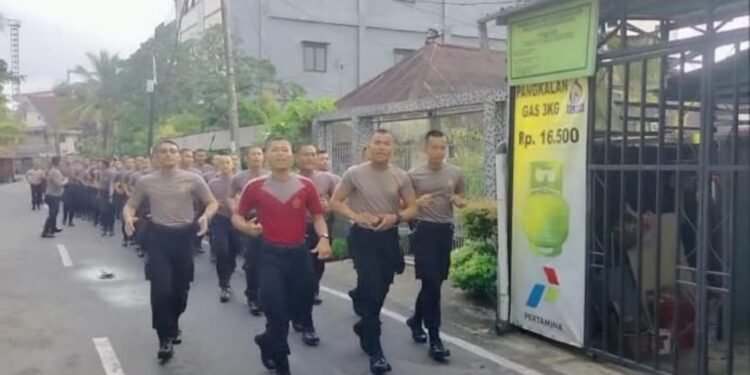 Personil Ditsamapta Polda Kalbar Rutin Melaksanakan Olahraga Lari Pagi.