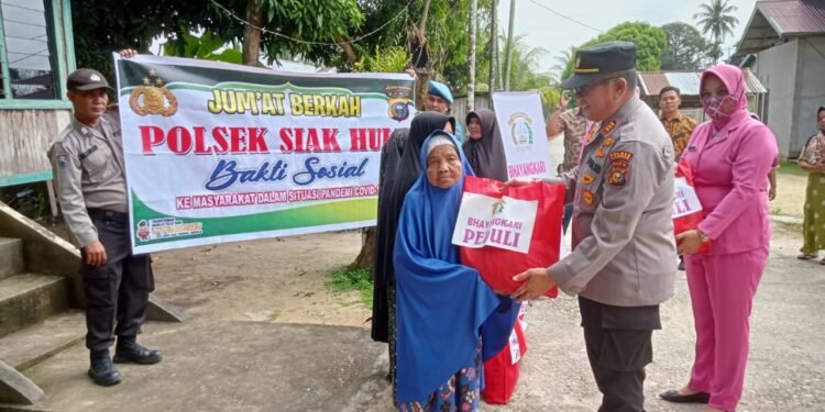 Jum’at Barokah, Polsek Siak Hulu Bersama Bhayangkari Berbagi Sembako Kepada 15 Warga Kurang Mampu.