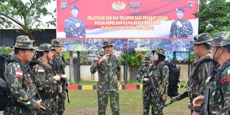 Kapolda dan Pejabat Utama Polda Kepri Mengikuti Outbond Latihan Dasar Pelopor.