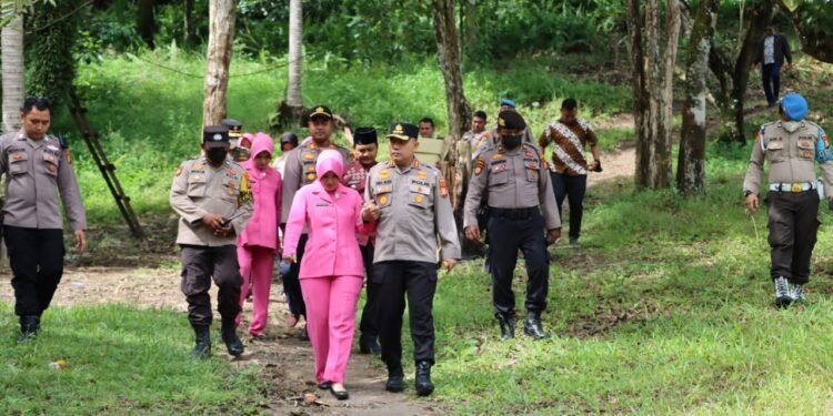 Jum’at Berkah ‘Seribu Berjuta Makna’Jajaran Polresta Pekanbaru dan Polsek Tenayan Raya Kunjungi Rumah Warga di Tengah Kebun.