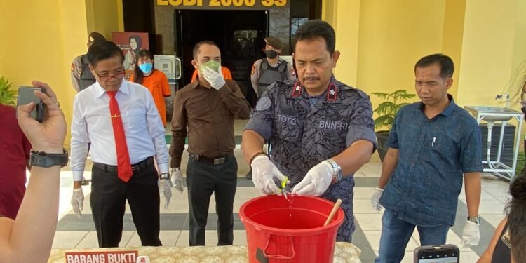 Sat Resnarkoba Polres Singkawang, AKP Jumari, S.H, Wakili Kapolres Menggelar Pemusnahan Barang Bukti Narkotika.