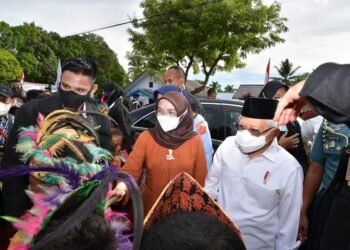 Tidak Hanya Buka Kaca, Wapres Turun dari Mobil demi Sapa Anak-Anak Papua.