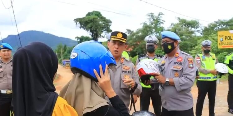 Himbau Patuhi Peraturan Berlalulintas, Kapolres Kepulauan Anambas Bagikan Helm Kepada Masyarakat Pengendara Motor.