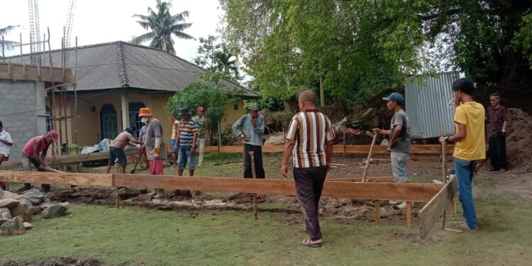 Goro Pengecoran Pondasi Gedung PAUD Sekop Laut, Ketua RW.04 Sebut Ini Swadaya Bantuan Donatur Bukan Pemkab Lingga.