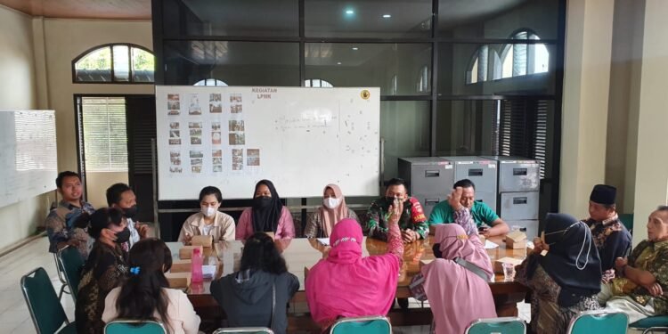 Babinsa Hadiri Rapat Koordinasi dan Evaluasi pengurus Tim Penanggulangan Kemiskinan.