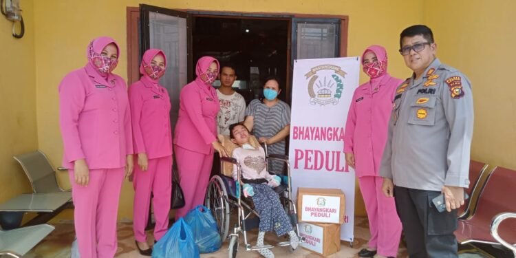 Peduli, Polsek Siak Hulu Bersama Bhayangkari Berikan Bantuan Sembako Kepada Warga Penyandang Disabilitas.