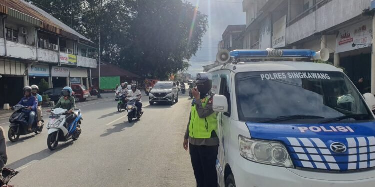 Himbau Masyarakat Tertib Lalulintas Sat Lantas Polres Singkawang Berikan Penerangan Keliling.