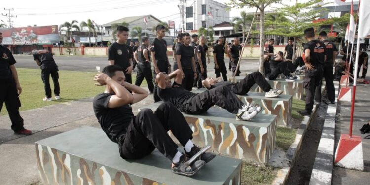 Pembinaan Fisik Brimob Kalbar Salah Satu Upaya Untuk Menjaga Fisik Tetap Prima.